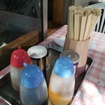 峰来軒 - テラス席調味料