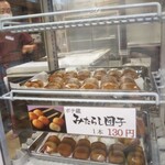 菓匠 芋乃蔵 - お店の奥で売られてます
      