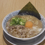 丸源ラーメン - やわらかな豚肉をスープで炊き込んだ旨みたっぷりのスープが麺にほどよく絡まる至福の味です。