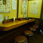 維新亭 - カウンター１０席と狭いテーブル席が１卓有ります♪