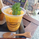 季節のスムージー　今回は梨と柿ので、注文受けてからガーッと機械にかけてやってくるミャ