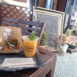 テラス席でいただきますミャ