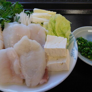 お鍋やお刺身で楽しむ、ふぐ満載の品々をお召し上がりください。