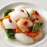 Lightly salted stir-fried shrimp, squid and seasonal vegetables