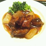 Slowly braised beef belly in Shanghai soy sauce