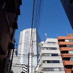 ラーメン二郎 - 日影は寒いけど青空