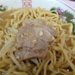 ラーメン二郎 - にんにくにまみれた豚