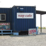 nap cafe - 道路沿いにあり、店舗は、簡単なつくりでした。