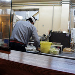 富川製麺所 - カウンター席から厨房。