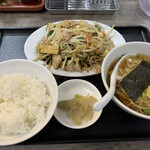 中華 丸八 - 肉野菜炒め定食 半ラーメン付き