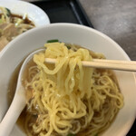 中華 丸八 - あっさりと味噌汁代わりの半ラーメン