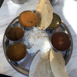 三燈舎 - C SET（カレー3種、サンバル、ラッサム、ドーサorパトゥーラ、パパド）