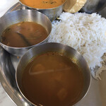 三燈舎 - C SET（カレー3種、サンバル、ラッサム、ドーサorパトゥーラ、パパド）