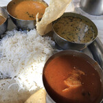 三燈舎 - C SET（カレー3種、サンバル、ラッサム、ドーサorパトゥーラ、パパド）