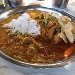 三燈舎 - C SET（カレー3種、サンバル、ラッサム、ドーサorパトゥーラ、パパド）