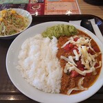 妻田カレー - 牛すじカレー。モッツァレラトマトとアボカドペーストのトッピング
単品サラダ