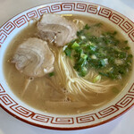 Doru Fin - とんこつラーメン(わかめむすび2個付いて690円)