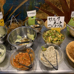 Mouyan Kare -  2020/11 カレー以外に、蒸したジャガイモ、うどん、タンドリーチキン、サラダ、ナムルやキムチなど