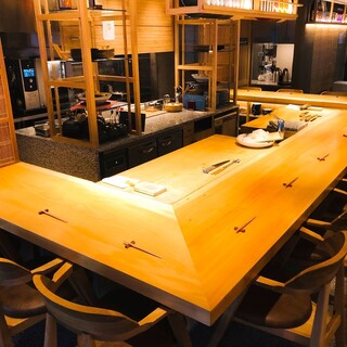 目の前で調理するライブ感がある、1番人気のお席です。