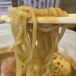 煮干らーめん 紫乱  - 麺はぱつぱつ麺ではなく柔らかい方