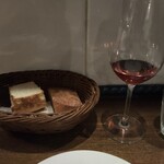 Kagurazaka Italian - ホカホカのパン…そのまま食べたいのを堪え、カルボナーラのソースと共に