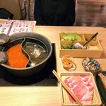 Shabushabu Onyasai - 鍋のタレは火鍋と牛テールを選択