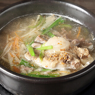 じっくり煮込んだ自慢のテールスープ。お得な宴会プランもご用意