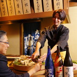 Robatayaki Resutoran Shikotsu - スタッフがお食事に合う日本酒を教えてくれます