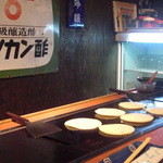 ゆ乃字 - 鉄板に薄めに生地を敷き作られる盛岡名物の『うす焼』。