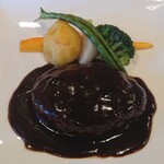 食彩ダイニングsako - 自家製濃厚なデミグラスソースのハンバーグをアップ