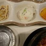 韓国料亭 漢江 - 三連小鉢、左側は少し食べました！