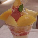 資生堂パーラー サロン・ド・カフェ - 国産 黄金桃と白桃のパフェ