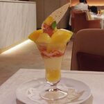資生堂パーラー - 国産 黄金桃と白桃のパフェ