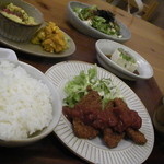 トアル食堂 - 夜の定食　今日はチキンカツでした。　上に乗っているケチャップソープは酸味がちょっと強め＞＜１０００円はちょっと。。