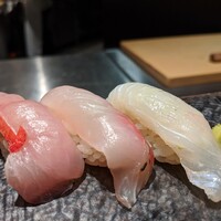 鮨 やまけん 銀座店 - 左から金目鯛、ボラ、平目
