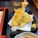 Sukesan Udon - そばのお供は勿論揚げたて天ぷら、天ざるは私の大好きな一品なんです。