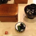 重とお椀の大きさと、漬け物の大きさを比較してください。デカいっす。