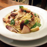 ニコラ - 桃と信濃川地鶏とトレビスのスパゲティーニ(1500円)