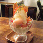 ニコラ - 桃のパフェ(900円)