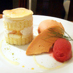 ニコラ - 桃のショートケーキ(390円)と6種のベリーのマカロン アイス添え(280円)