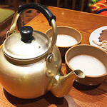 辰家 - アルマイトの薬缶と上等マッコリ。