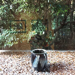 h Dinga - 日本民藝館、中庭に置かれた壺。
