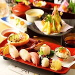 Sandaimefurarisushiandoodaidokorofurari - ◇衝撃！◇日本酒40種がついた飲み放題！当店の魅力が詰まった『四季の寿司尽くしコース』6500円⇒5000円！
      江戸前寿司をカジュアルに！をコンセプトにした「３代目ふらり」人気が高まる企画は、獺祭含む日本酒40種が飲み放題に入ったコース！ご宴会に人気の高い、「四季の寿司尽くしコース」は、季節の味覚にこだわり、お寿司を存分に堪能でき、江戸前握りから創作寿司・蒸寿司などご堪能いただけます！