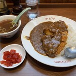 中華食堂 かどや - カツカレー着皿！中華スープと福神漬