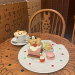 Q-pot CAFE. - かわいい。
            マカロンを苺にしました。