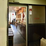 中華食酒館 新楽 - 長い通路の奥にフロア