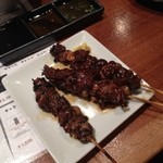 炭火焼とり えんや - 左がはつもと、右の日本が背肝。
      全部好きだが、はつもとの弾力と香ばしさは美味！