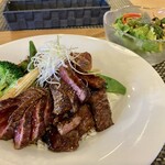 Hanamura - ステーキ丼とサラダ