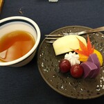 草津ナウリゾートホテル - 水菓子：紫芋羊羹・柿・林檎・葡萄