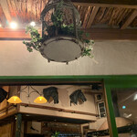 ピレネー - 室内は天井が高く、馬の首がいくつか・・